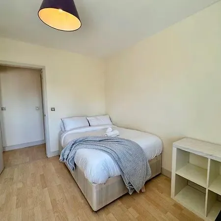 Premium 2 Bedroom In With Parking *
