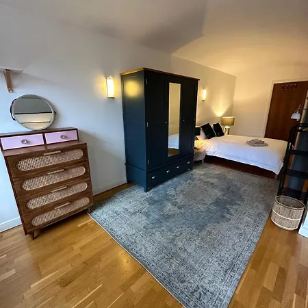 Royal Mills 2br By Torr Group Short Lets & Serviced With Free Wifi Apartment