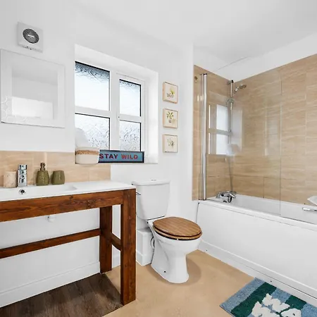 Stylish 3br - Sleeps 7 - 15 Min To Centre, Parking Garden & Fast Wi-fi *