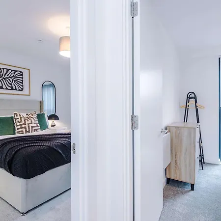 Modern 2br W Secure Parking Salford Apartament