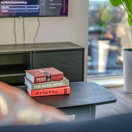 2-br Flat - & Town Centre View -1 Minute To Train & Tram Station - Sleeps 5 Манчестер