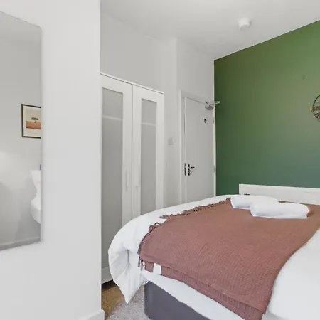 Spacious 4 Bedroom House With Pacman,darts, Netflix By Vista Short Lets Apartmán