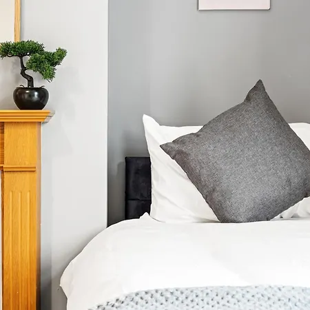 Comfortable 4 Bed - Free Parking & Fast Wifi דירה