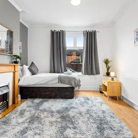 Comfortable 4 Bed - Free Parking & Fast Wifi דנטון