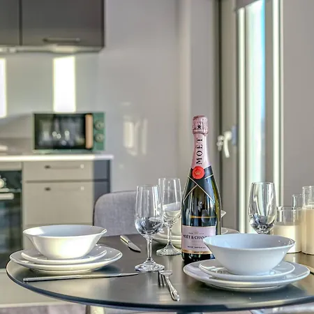 2-br Flat - & Town Centre View -1 Minute To Train & Tram Station - Sleeps 5 Апартаменты Манчестер