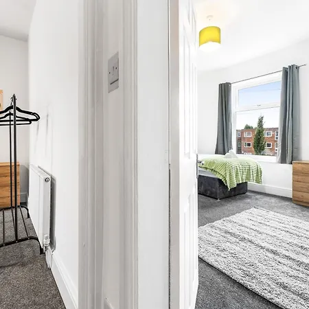 Comfortable 4 Bed - Free Parking & Fast Wifi דירה דנטון