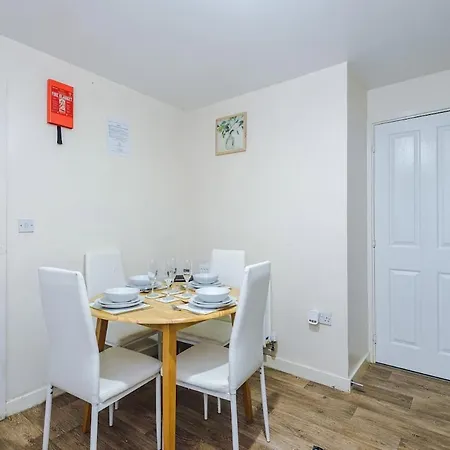 3-Bed Gem By Parydise Properties - Spacious & Elegant Near City Centre & Etihad- Perfect For Business Or Leisure