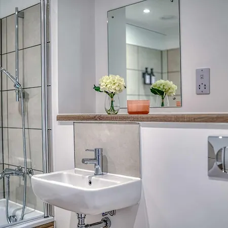 2-br Flat - & Town Centre View -1 Minute To Train & Tram Station - Sleeps 5 Манчестер