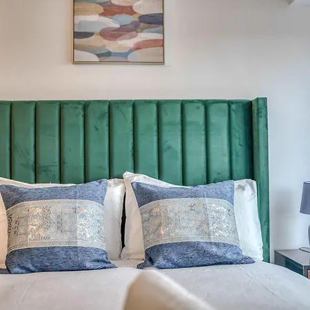 The Trafford Centre - View - Close To Airport - Sleeps 6 Manchester