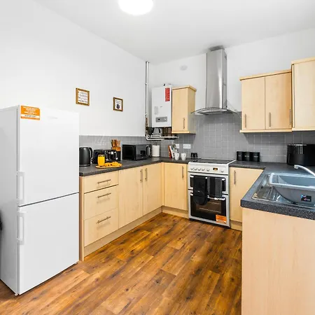 Comfortable 4 Bed - Free Parking & Fast Wifi דנטון