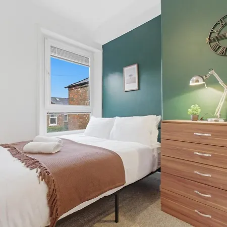 Spacious 4 Bedroom House With Pacman,darts, Netflix By Vista Short Lets Manchester
