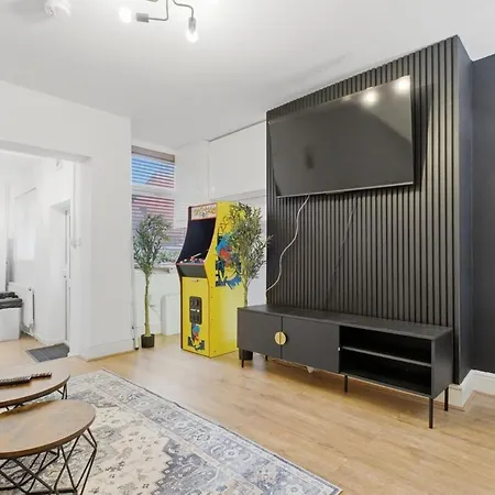 Spacious 4 Bedroom House With Pacman,darts, Netflix By Vista Short Lets Apartmán Manchester