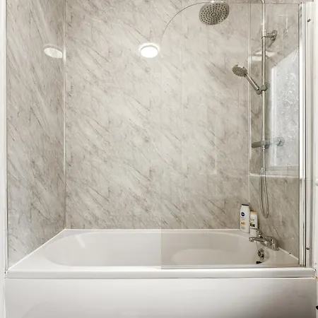 דירה Comfortable 4 Bed - Free Parking & Fast Wifi דנטון