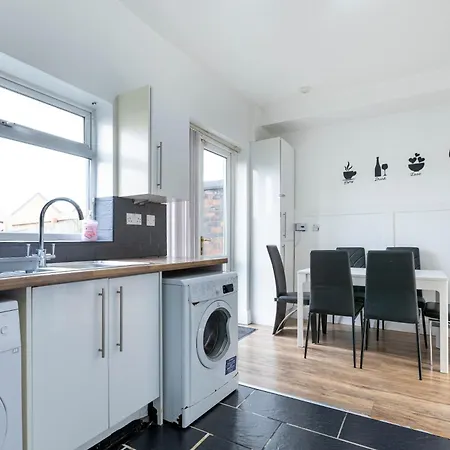 Apartmán Free Parking, Large House For Contractors & Families, Sleeps 6, 15mins To Centre *
