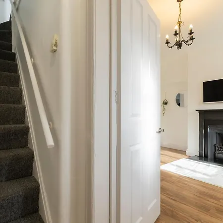 Apartmán Free Parking, Large House For Contractors & Families, Sleeps 6, 15mins To Centre Manchester