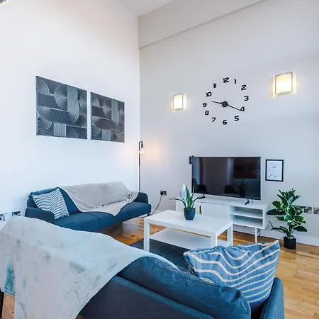 Modern 2br Flat For 4 Full Kitchen
