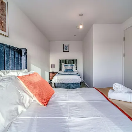 The Trafford Centre - View - Close To Airport - Sleeps 6 * Manchester