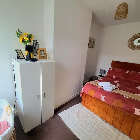 Business Friendly 2br House Sleeps 5, Wi-fi, Workspace & Free Parking Semesterbostad *