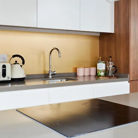 Large 5 Bedroom House 6 Beds Ideal For Contractors مانشستر