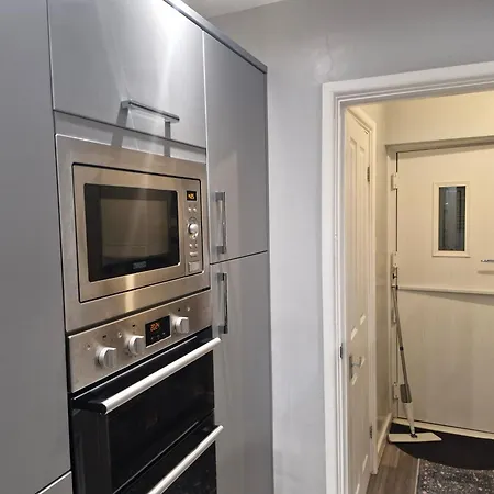 Sleeps 5 - Free Parking Wifi Near Airport & * Manchester