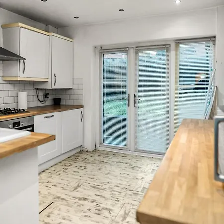 Villa Family-friendly With Free Parking And Workspace