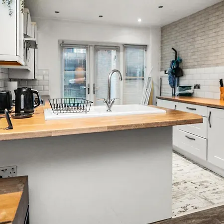 Family-friendly With Free Parking And Workspace Manchester