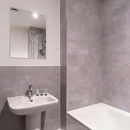 Modern In Salford Great Views 公寓