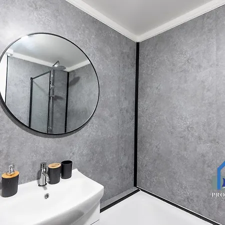 Traditional Home-games Room-free Parking Apartment Manchester