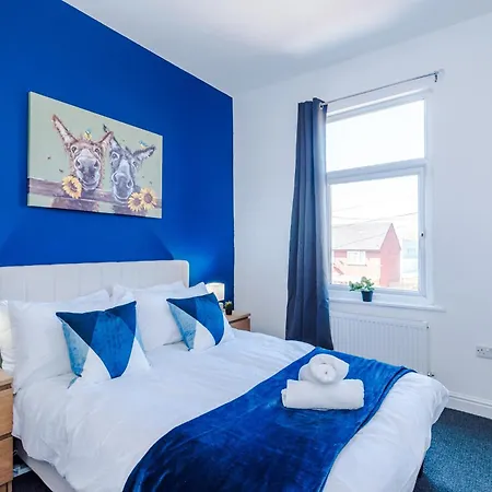 New Large 4 Bedroom House, Sleeps 9, Games Room, Free Parking, Ps4 * Mánchester