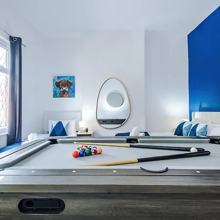 New Large 4 Bedroom House, Sleeps 9, Games Room, Free Parking, Ps4 Сasa de vacaciones Mánchester