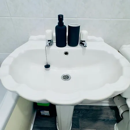 Stylish 4 Bedrome House - Free Parking 度假居