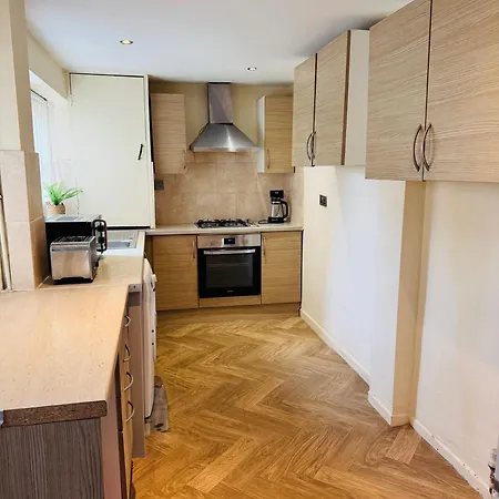 Contractors And Tourists Friendly In Salford 1