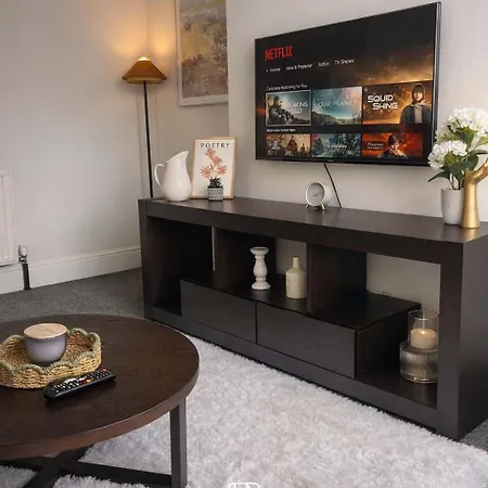 Holiday home New Stylish 4br - Sleeps 9 - Parking *