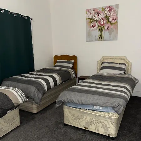 Comfortable Triple Near Center * Manchester