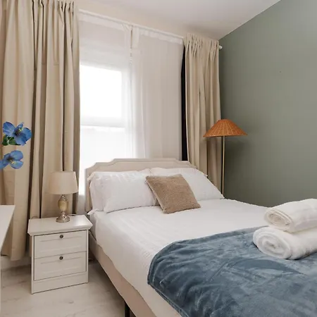 2br Cozy Retreat - Pool Table - Wifi - Sleeps 7 بيت للعطل *