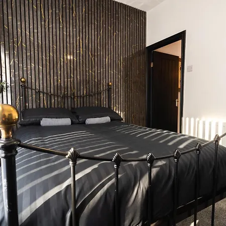 Warden Home-9 Guests-4 Bedrooms-near Etihad Stadium & Co-op Arena-100 - Near Train Station & Bus Station Dom wakacyjny *