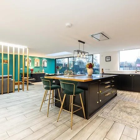 Stunning Family With Hot Tub In Worsley Casa vacanze Manchester