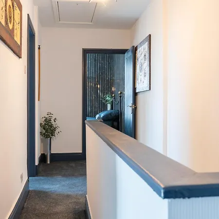 Dom wakacyjny Warden Home-9 Guests-4 Bedrooms-near Etihad Stadium & Co-op Arena-100 - Near Train Station & Bus Station *