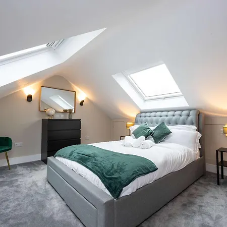 Stunning Family With Hot Tub In Worsley