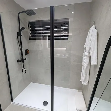 בית נופש Spacious 2 Bedroom House Sleeps 4 L On-street Parking L The Cosy Corner Nationwide