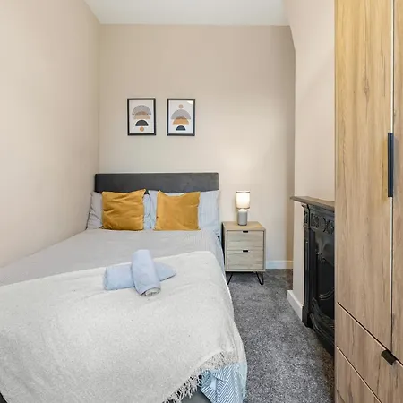 Home, Sleeps 6, Contractor Friendly, Free Parking Nyaraló *