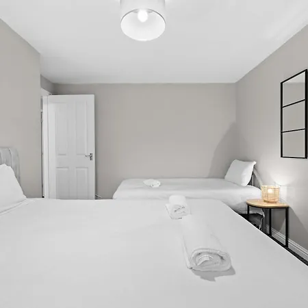 3 Bed Free Parking 펜션 *