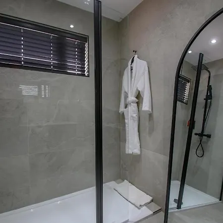 Spacious 2 Bedroom House Sleeps 4 L On-street Parking L The Cosy Corner Nationwide * Manchester