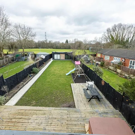 Stunning Family With Hot Tub In Worsley