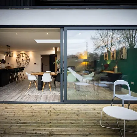 Semesterbostad Stunning Family With Hot Tub In Worsley Manchester