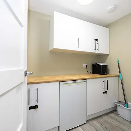 Stunning Family With Hot Tub In Worsley *