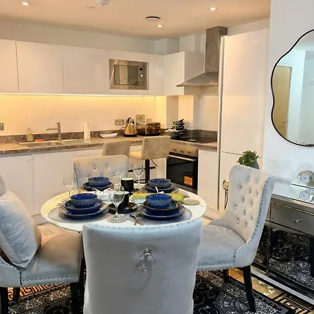 Modern Two Bedroom For Five With On-site Parking In Salford