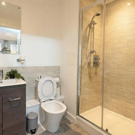 Apartamento Modern Two Bedroom For Five With On-site Parking In Salford *