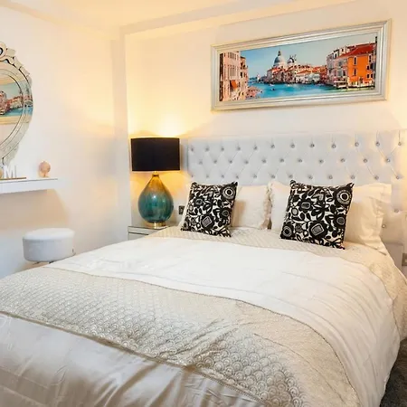 Modern Two Bedroom For Five With On-site Parking In Salford