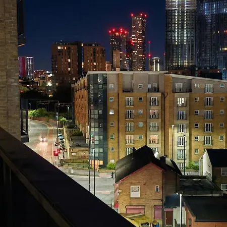 Modern Two Bedroom For Five With On-site Parking In Salford Apartamento